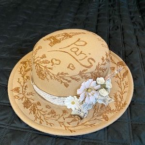 Fedora round top, pyrography Paris and floral design. Floral accents